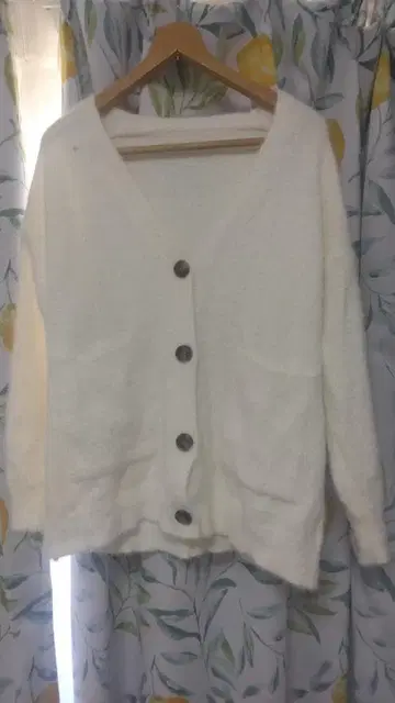 화이트 복슬복슬 스웨터