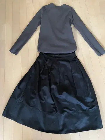 그레이 긴팔 상의와 블랙 스커트 세트