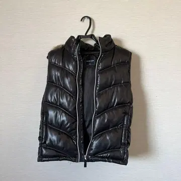 블랙 다운 베스트 후드 부착