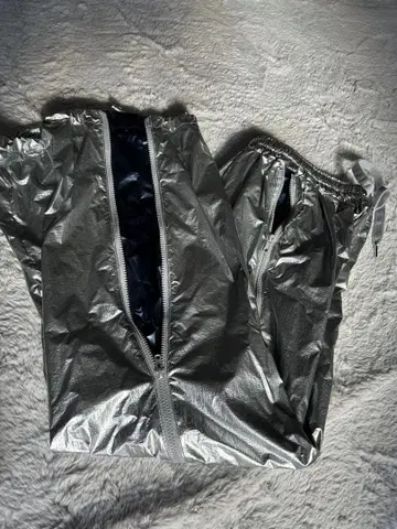 실버 지퍼 달린 팬츠