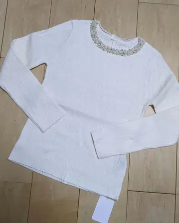 새상품 저스길리티 펄 니트