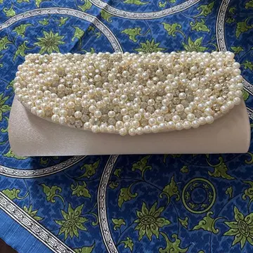 새상품 컨디션 최상 아이보리 펄&스톤 장식 클러치백. 체인 포함