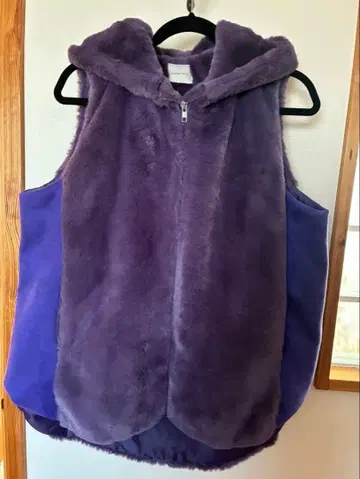 보라색 후드 부착 퍼 베스트