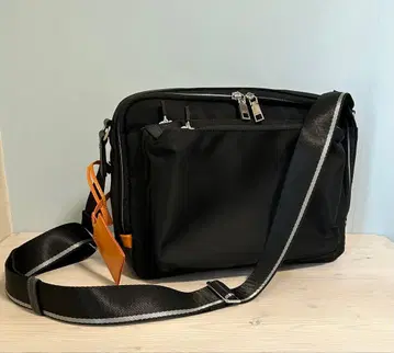 이즈잇 IS/IT 숄더백 프론트 B5 사이즈 대응 FRONT