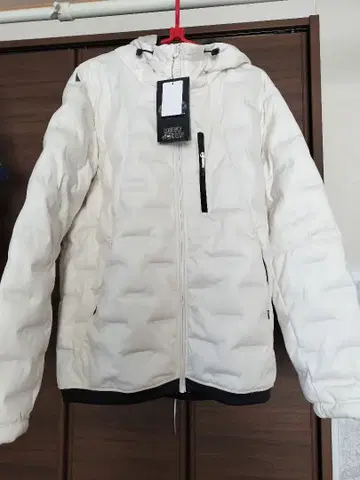 화이트 후드 부착 다운 자켓