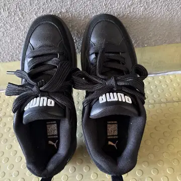 PUMA 블랙 로고 스니커즈
