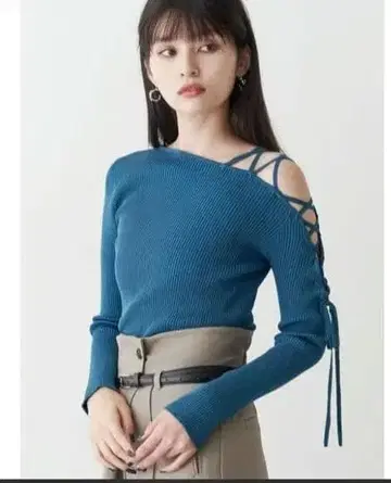 MURUA 데콜테 레이스업 리브 니트