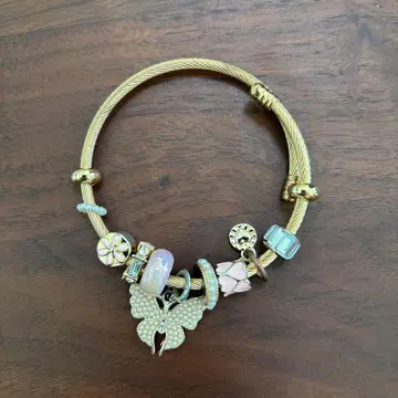 버터플라이 모티브 골드 팔찌