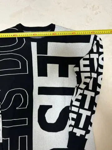 그래픽 디자인 크루넥 스웨터