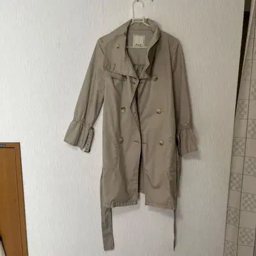 베이지 더블 브레스트 트렌치코트