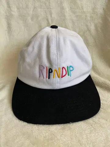 RIPNDIP 자수 로고 캡 화이트/블랙