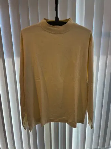 H 크림색 하이넥 긴팔 티셔츠