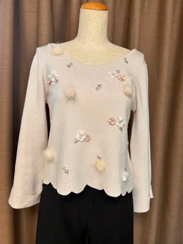 꽃무늬 자수 핑크 베이지 니트 긴팔 M