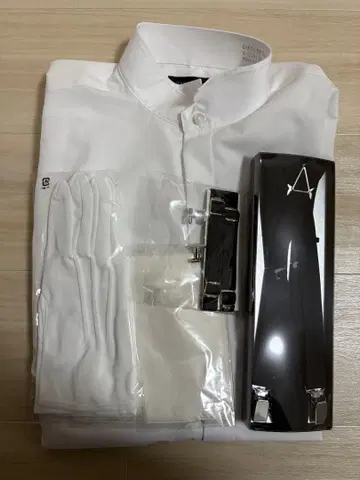 화이트 포멀 셔츠와 부속품 세트
