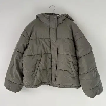 올리브 그린 후드 부착 다운 자켓