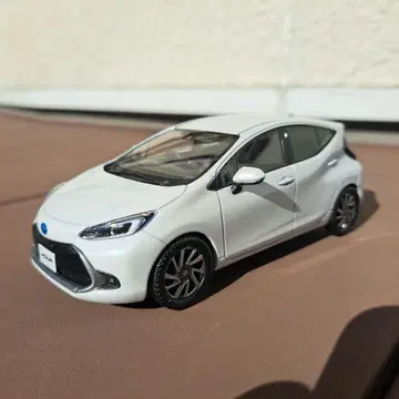 도요타 AQUA 컬러 샘플 플라티나 화이트 펄 운모