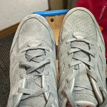 호카 스웨이드 그레이 스니커즈