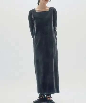 INSIIS 스퀘어넥 벨로아 원피스 블랙