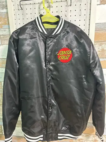 SANTA CRUZ 블랙 새틴 바시티 자켓