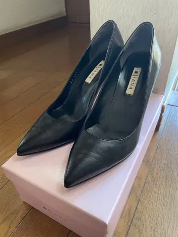 DIANA 블랙 스틸레토 하이힐