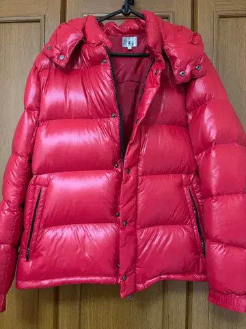 빨간색 후드 부착 다운 자켓
