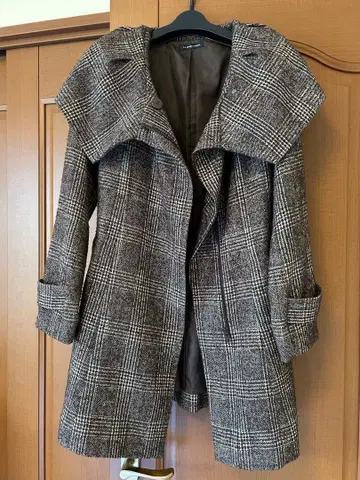 브라운 계열 체크 무늬 체스터 코트