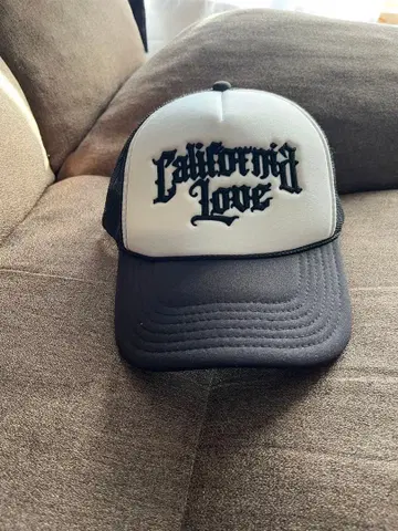 전 여자친구에게 선물받은 캡