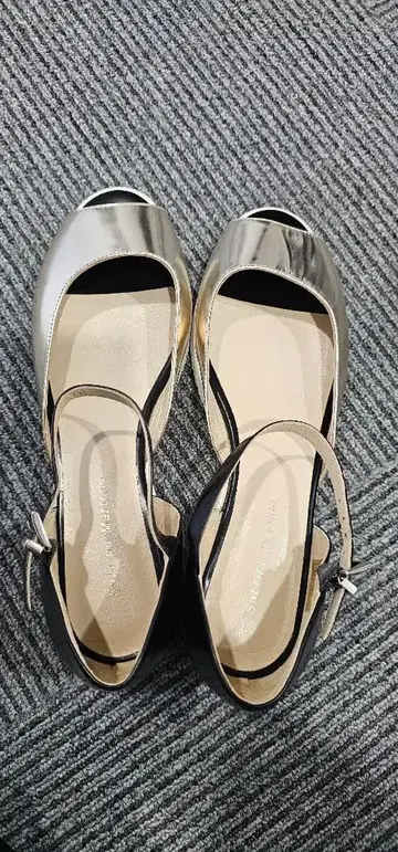 실버 블랙 앵클 스트랩 샌들 Sabrina Marione