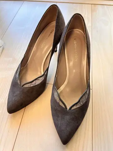 오데뜨 앤 오딜 스웨이드 포인티드 펌프스 23cm