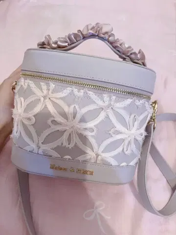 Maison de FLEUR 자수 숄더백 그레이