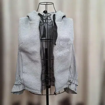 후드 부착 그레이 베스트 리본 포함