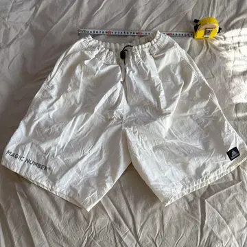 MAGIC NUMBER 저널 스탠다드 그레고리 화이트 숏팬츠