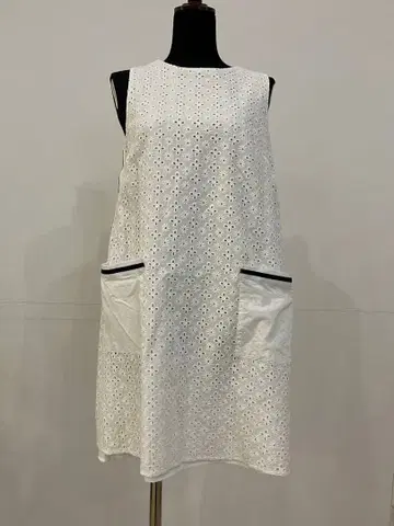 자수 장식 화이트 슬리브리스 원피스