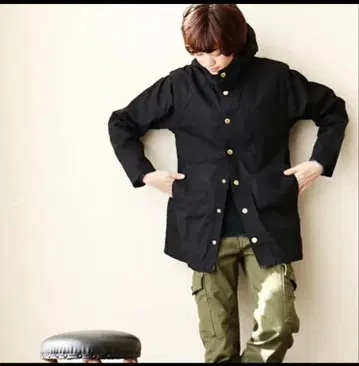 블랙 후드 부착 마운틴 후드티