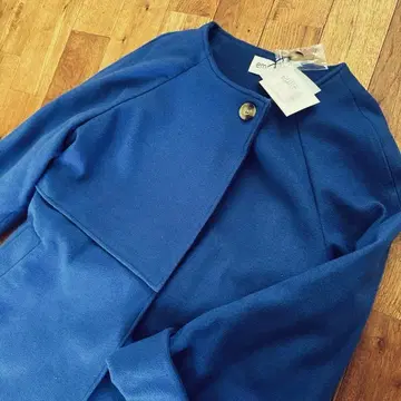 파란색 버튼이 달린 롱 코트