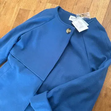 파란색 버튼이 달린 롱 코트