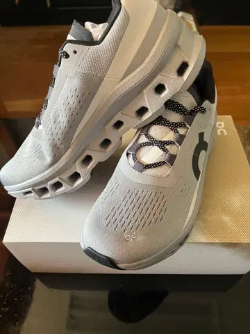 On Cloudstratus 러닝화 그레이