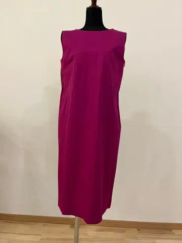 슬리브리스 무릎 기장 원피스 핑크