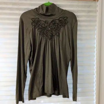 올리브 그린 긴팔 상의 프릴 장식