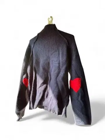 하트 모양 엘보 패치가 달린 터틀넥