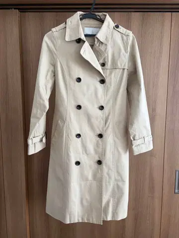 베이지 더블 브레스트 트렌치코트