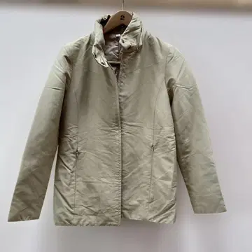 베이지 스탠드 카라 다운 자켓