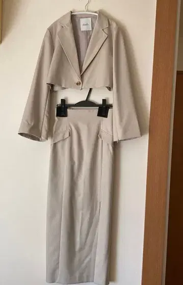 dazzlin 베이지 크롭 자켓 스커트 셋업