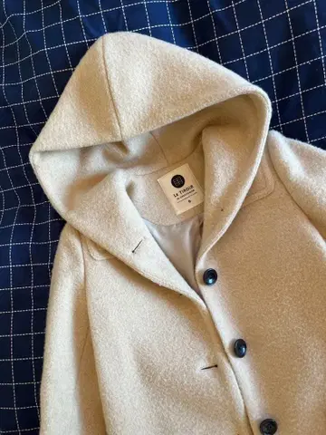 LE TiROiR 6 크림색 후드 부착 롱 코트