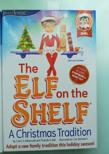 선반 위의 엘프 크리스마스 그림책과 인형 여아 레어