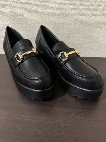 골드 버클 장식 블랙 로퍼 38인치 (24cm)