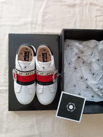 화이트 스니커즈 비쥬 장식 포함