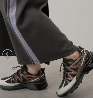 SENSE OF PLACE 경량 메탈릭 에어 스니커즈