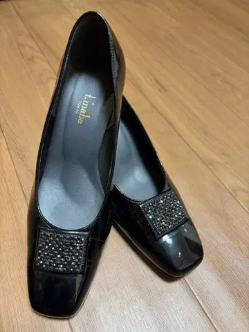 t.inaba 블랙 에나멜 펌프스 이나바 고급