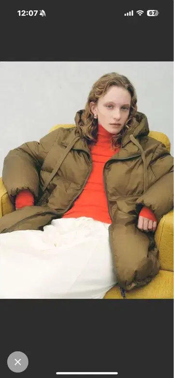 올리브색 후드 부착 다운 자켓